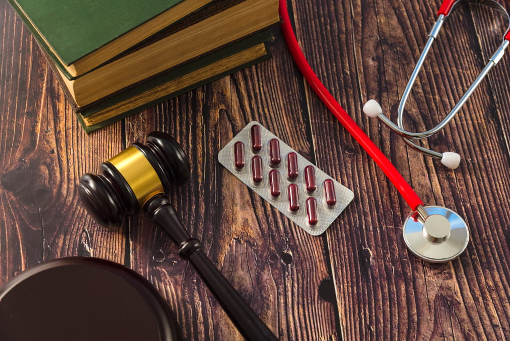 Judge&rsquo;s gavel and medical equipment representing medical malpractice lawsuit deadlines in Missouri